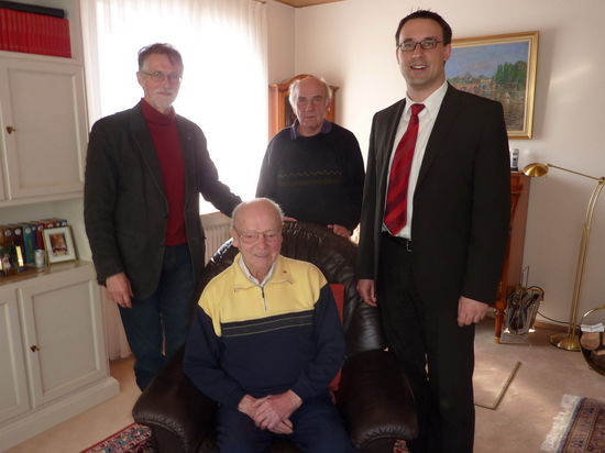 Heinz Raske wird für 60-jährige Mitgliedschaft in der SPD geehrt.